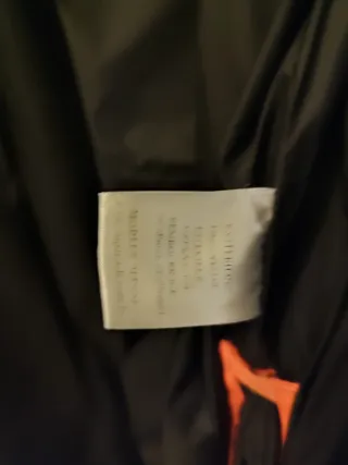 Plumífero ligero negro y naranja. S-M