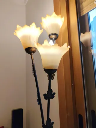 Lámpara de pie de metal y cristal