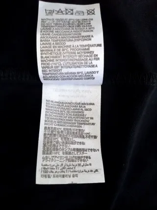 Camiseta Off-White Negra con Logo Multicolor