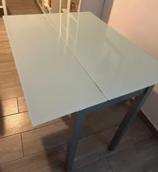 Mesa de cristal y metal