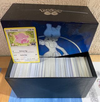 Caja llena de cartas pokémon ORIGINALES repetidas
