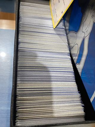 Caja llena de cartas pokémon ORIGINALES repetidas