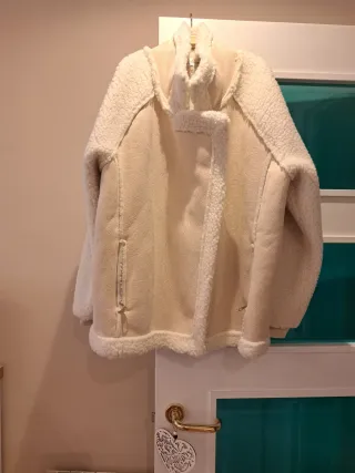 Cazadora beige y blanca mujer