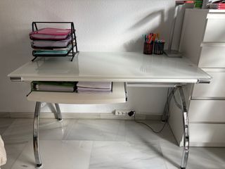 Mesa de escritorio blanca con cristal templado