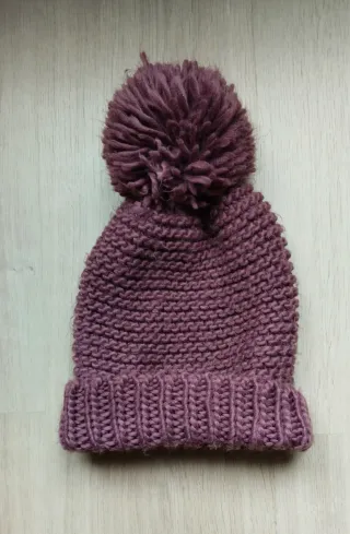 Gorro de lana morado con pompón