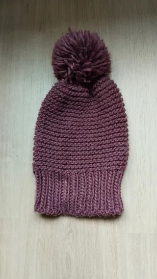 Gorro de lana morado con pompón