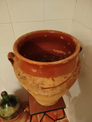 Tinaja de barro antigua con asas