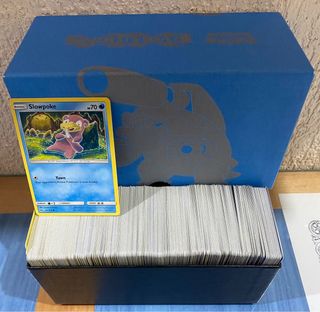 Caja llena de cartas pokémon ORIGINALES repetidas