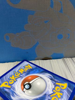 Caja llena de cartas pokémon ORIGINALES repetidas