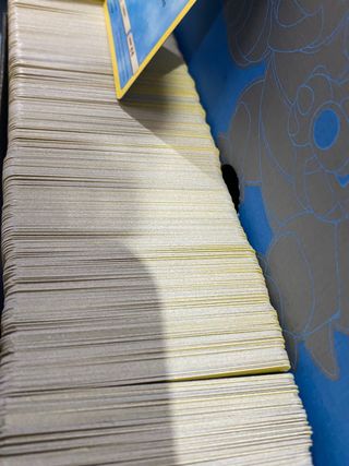 Caja llena de cartas pokémon ORIGINALES repetidas