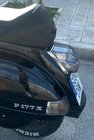 Tulipas y Piloto Ahumado Vespa PX