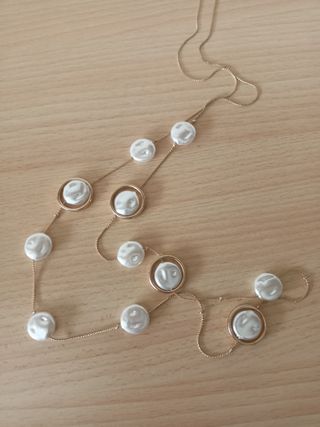 Collar largo dorado con perlas blancas