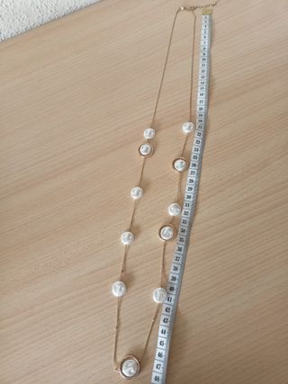 Collar largo dorado con perlas blancas