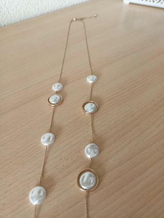Collar largo dorado con perlas blancas