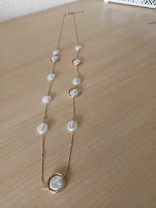 Collar largo dorado con perlas blancas