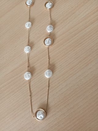 Collar largo dorado con perlas blancas