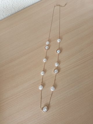 Collar largo dorado con perlas blancas