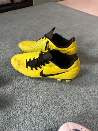 Botas de fútbol Nike amarillas
