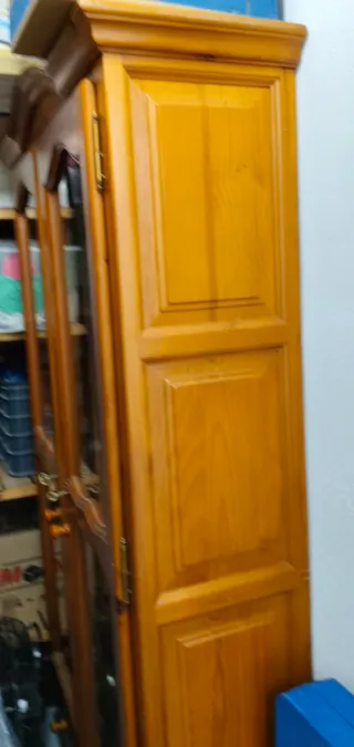 Armario cocina de madera maciza y cristal