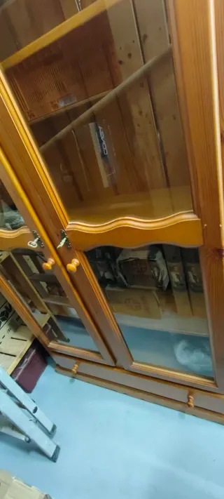 Armario cocina de madera maciza y cristal