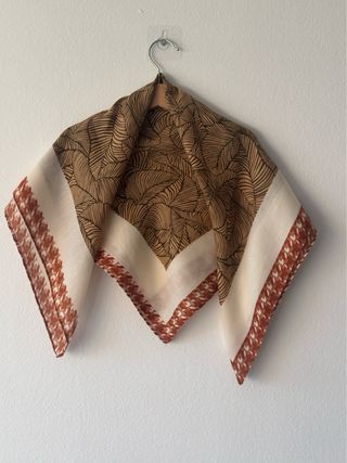 Elegante pañuelo de cachemira beige y marrón