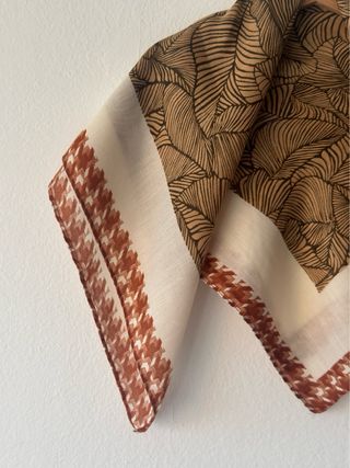 Elegante pañuelo de cachemira beige y marrón