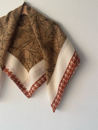 Elegante pañuelo de cachemira beige y marrón