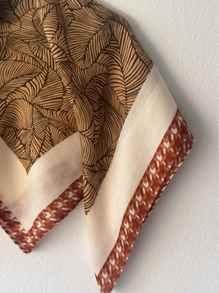 Elegante pañuelo de cachemira beige y marrón