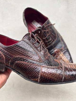 Zapatos de piel de serpiente marrones