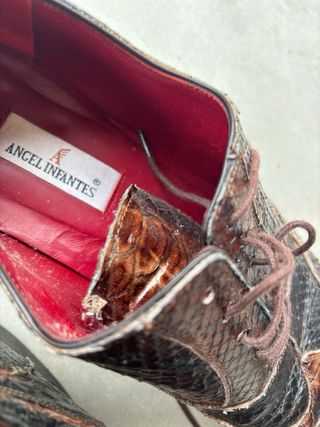 Zapatos de piel de serpiente marrones