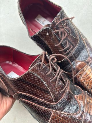 Zapatos de piel de serpiente marrones