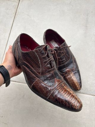 Zapatos de piel de serpiente marrones