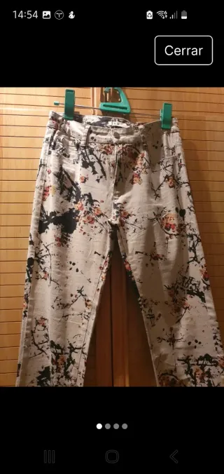 Pantalón vaquero estampado floral