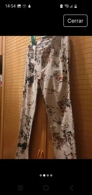Pantalón vaquero estampado floral