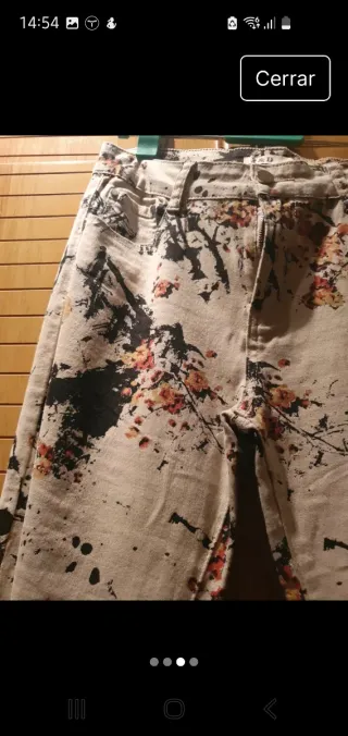 Pantalón vaquero estampado floral
