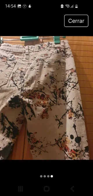 Pantalón vaquero estampado floral