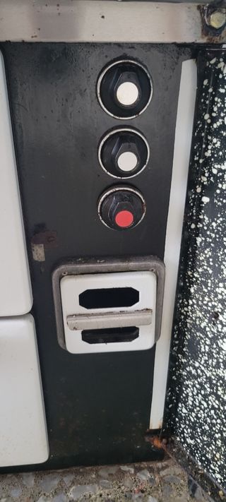 Cocina económica blanca y plateada