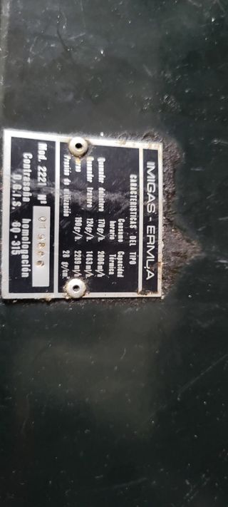 Cocina económica blanca y plateada