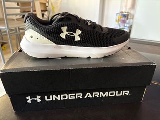 Zapatilla deportiva Under Armour negra y blanca