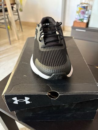 Zapatilla deportiva Under Armour negra y blanca