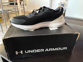 Zapatilla deportiva Under Armour negra y blanca