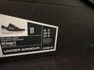 Zapatilla deportiva Under Armour negra y blanca