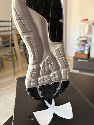 Zapatilla deportiva Under Armour negra y blanca