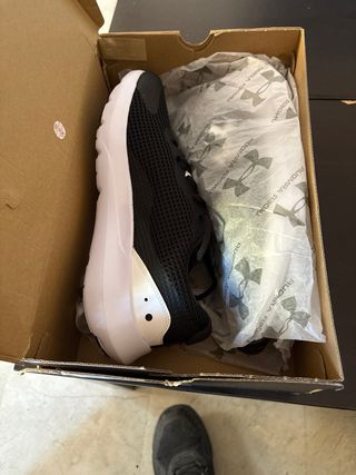 Zapatilla deportiva Under Armour negra y blanca