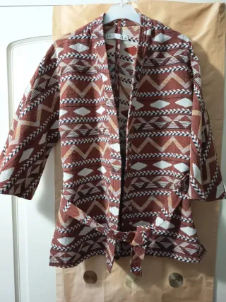 Chaqueta estampada con cinturón