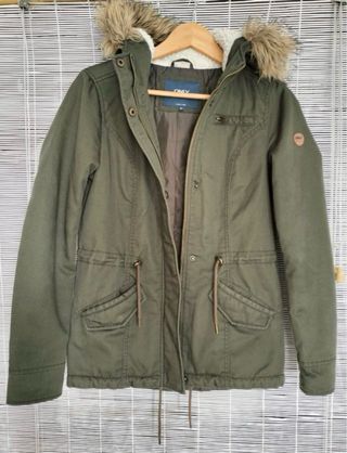 Parka Only verde con capucha y pelo. muy calentita