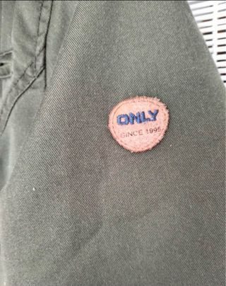 Parka Only verde con capucha y pelo. muy calentita