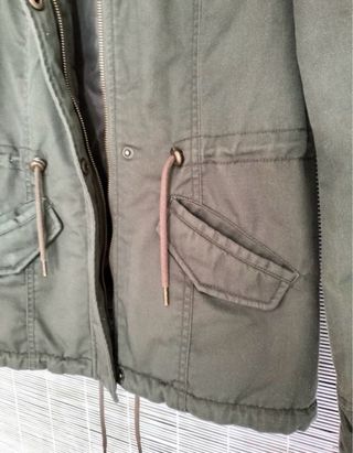 Parka Only verde con capucha y pelo. muy calentita