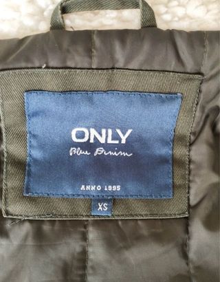 Parka Only verde con capucha y pelo. muy calentita