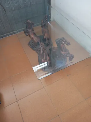 Mesa de salón cristal y madera caballos